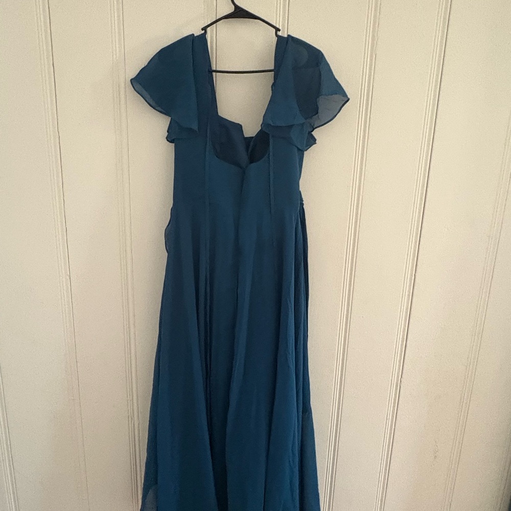 Elegant Green Maxi Dress with Ruffled Wrap and Sweetheart Neckline